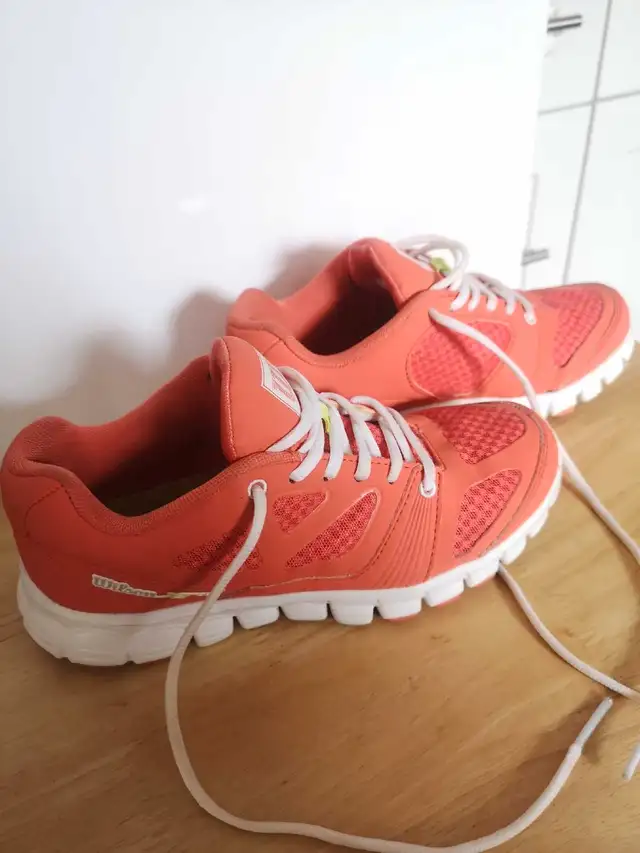 Women's Size 5 Wilson XT 3.0 Tennis / Raquetball / Running Shoes in Women's - Shoes in Grand Bend - Image 3