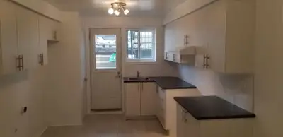 Logement 3 1/2, situé au demi sous-sol d'un immeuble tranquille, bien entretenu et à proximité de to...