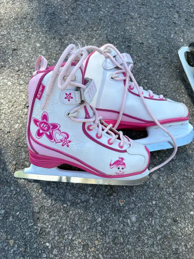 patins à glace pour fille  in Skates & Blades in Laval / North Shore - Image 3