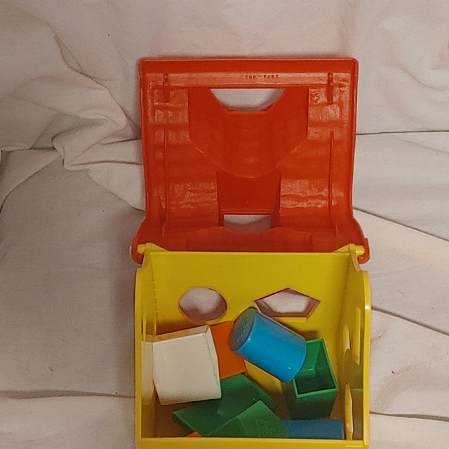 Vintage 1978 Sesame Street Big Bird Schoolhouse Shapesorter in Toys & Games in Oshawa / Durham Region - Image 3