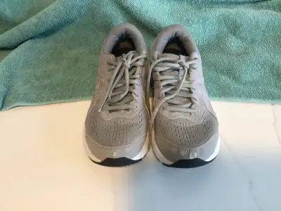 Women’s ASICS Gel Contend 8 Shoes Sz 9, View more