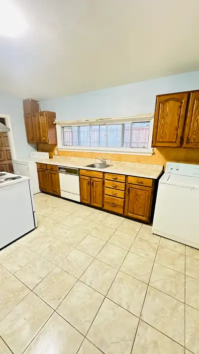 Four bedroom house for rent in Malton Mississauga.Close to Gurudwara,bus stop,shopping plaza,Tim Hor...