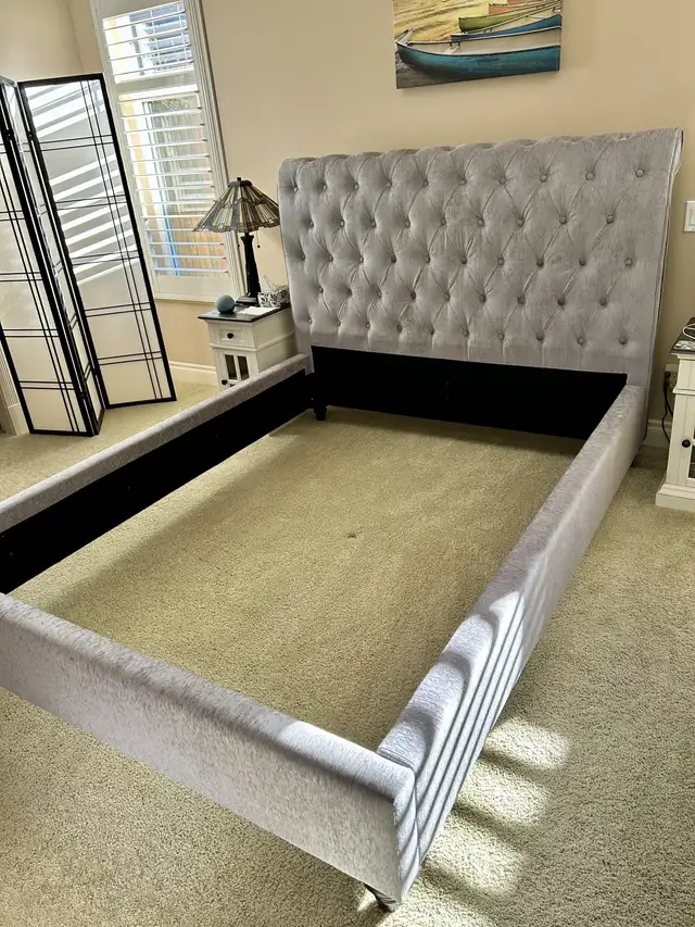 Elegant Light Grey Queen platform bed in mint condition in Beds & Mattresses in Parksville / Qualicum Beach - Image 7