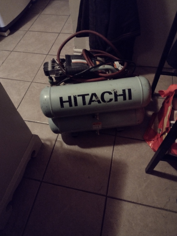 Compresseur Hitachi dans Outils électriques  à Ville de Montréal