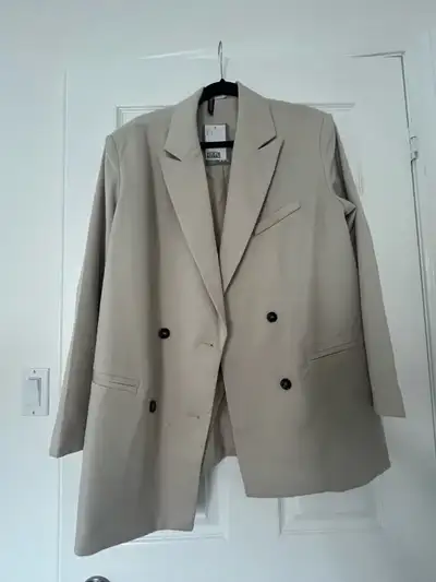 Women’s Beige Oversized H & M Blazer Size Small Tag On, View more
