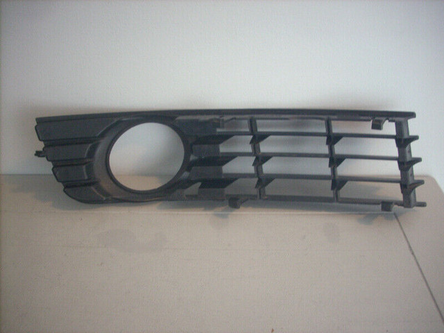 OEM AUDI A4 B6 SEDAN AVANT LEFT SIDE FOG LAMP GRILL 2001-5 dans Pièces de carrosserie  à Ouest de l’Île - Image 2