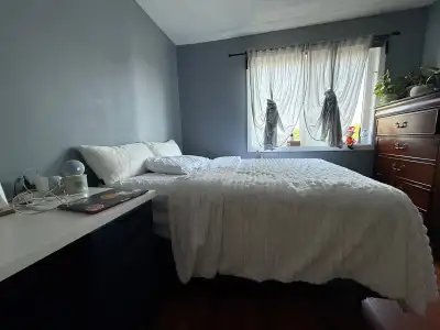 Private Bedroom 10 minutes bus ride to Algonquin College Close to College Square, West Hunt Club, Me...