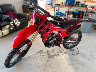 2018 Honda crf250r engine or Tranny locked up stuck in gear, does not run. Has 150 hrs on it. Afterm...
