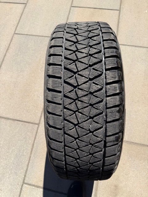 BRIDGESTONE BLIZZAK DM V2 235/55R19 in Tires & Rims in City of Montréal - Image 4