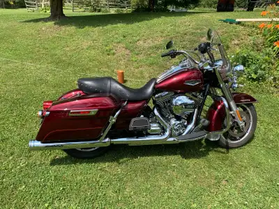 One owner 2014 Road King. 51,000 well maintained klm’s. Crimson Red. Easy clutch (reduces clutch pul...