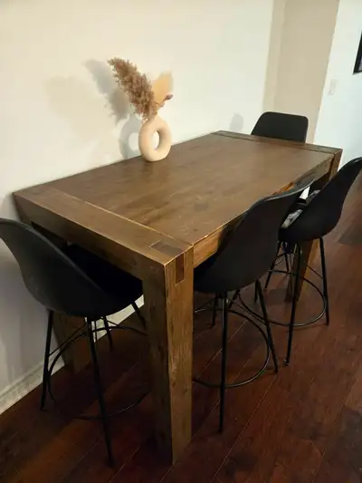 The Hamburg dining table is equally at home in the city or country. With a greyed acacia wood finish...