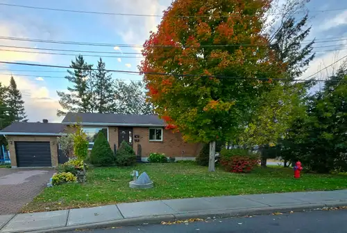 FOR RENT - 4 Bedroom home in Arnprior. $2600. Month (utilities included) * Main level of duplex ( 1...