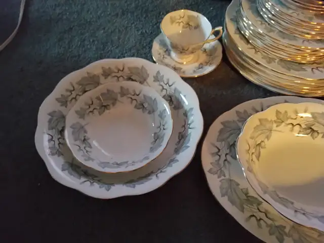 Royal Albert Silver Maple, 6 settings, platter, bowls, 37 items511719537566689282