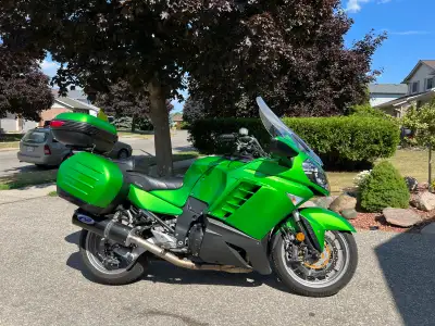 Beautiful green 2009 Kawasaki Concours 1400 in incredible condition with 43,100 km. This bike was my...