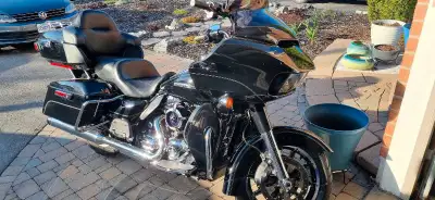2016 Road Glide with 53758km. Upgraded air cleaner and Rinehart exhaust. Touchscreen with Bluetooth....