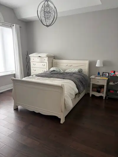 Girl’s bedroom set in antique white, View more