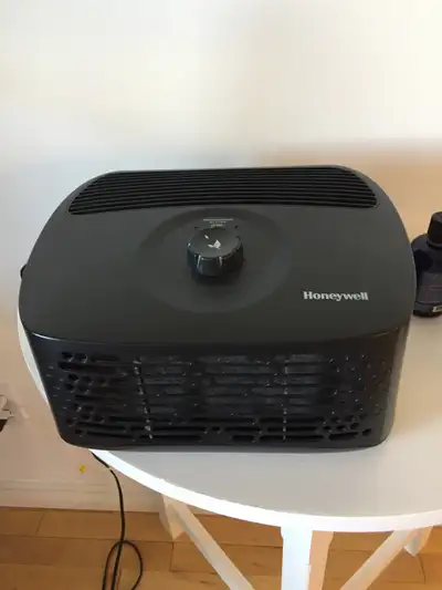 Honey well air purifier with bran new filter in box, View more