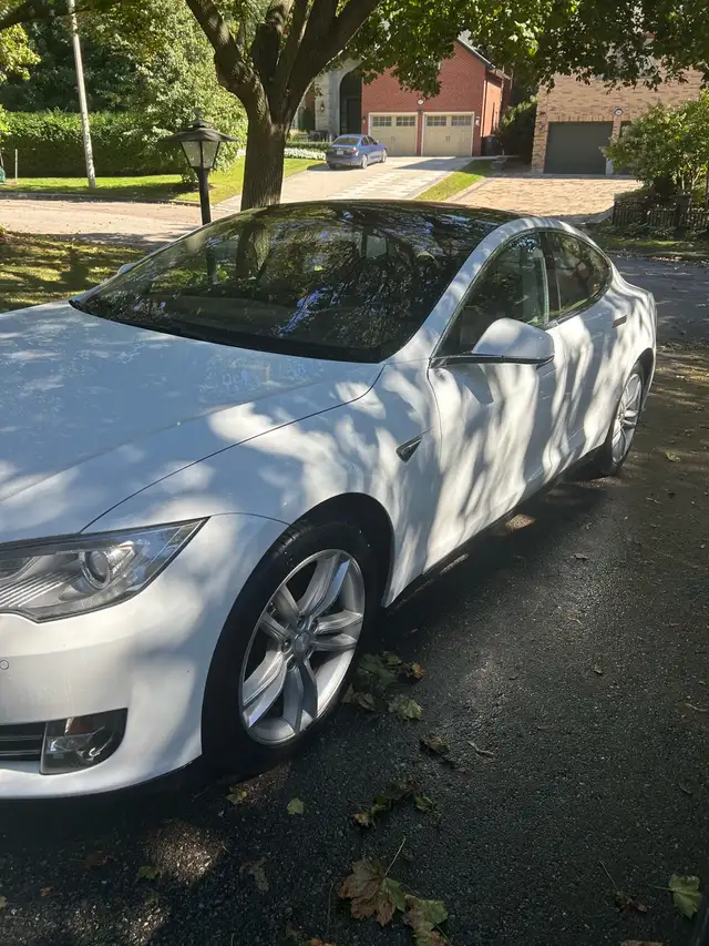 Tesla Model S 85 2013597331699828019202