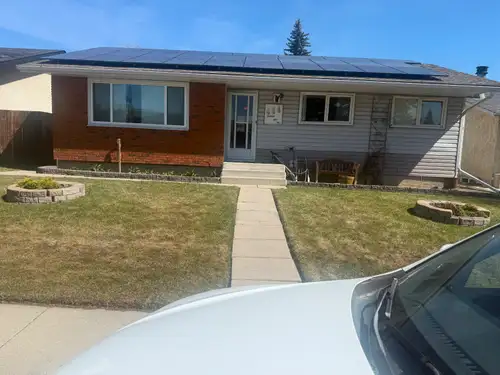 AVAILABLE NOW !!! Large Basement Suite - Own Entrance, HUGE Bedroom, Open Concept Kitchen & Livingro...