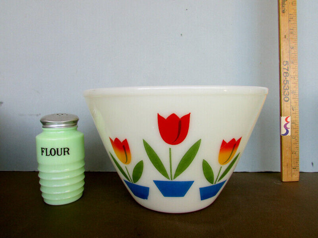 Fire King Tulip 9 ½” 4 Qt. Ivory Milk Glass Mixing Bowl Kitchen in Arts & Collectibles in Kitchener / Waterloo