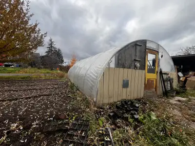 Hoop house/ greenhouse 18’ x 25’ In great condition Plastic would work for another year worked excel...