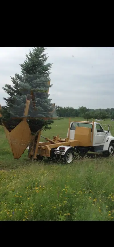 52" holt tree spade on 1997 f800 With 257,000 kms 5.9 Cummins Hydraulic brakes Spade is excellent co...