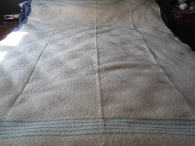Early's of Witney Wool Blanket in Bedding in Gatineau - Image 4