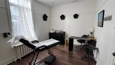 En plein centre ville de Saint-Lambert, local disponible pour esthéticiennes, naturopathes, infirmiè...