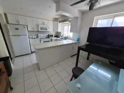 Frnished private room available for rent in house in popular Bathurst st and Steeles Ave North York...
