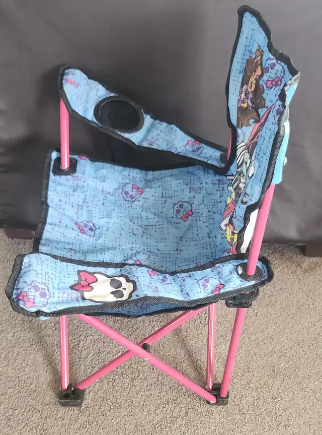 Like New Kids Monster High Folding Lawnchair with Storage Bag in Toys & Games in Calgary - Image 5