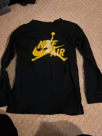 Nike Air Youth Boys Large long sleeve shirt