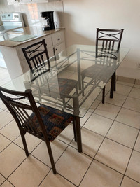 Table de cuisine en verre avec chaises