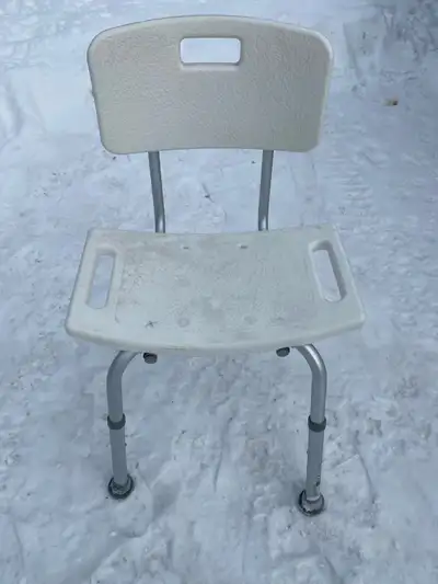 Chaise ajustable de douche ou bain En aluminium - légère et anti rouille elle s’ajuste en hauteur en...