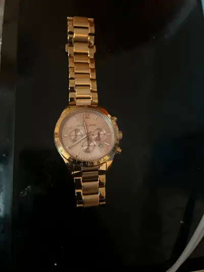 Montre Michael Kors très peu utilisée avec batteries fonctionnelles