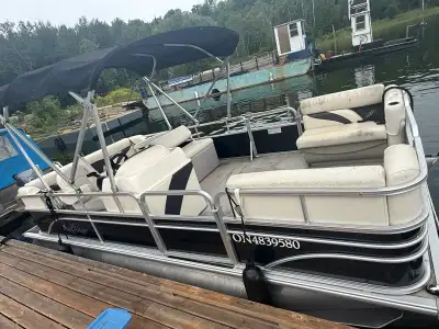 Selling my moms 18ft 2015 Sunchaser Pontoon boat. Comes with 3 gas tanks , matching ropes and bumper...