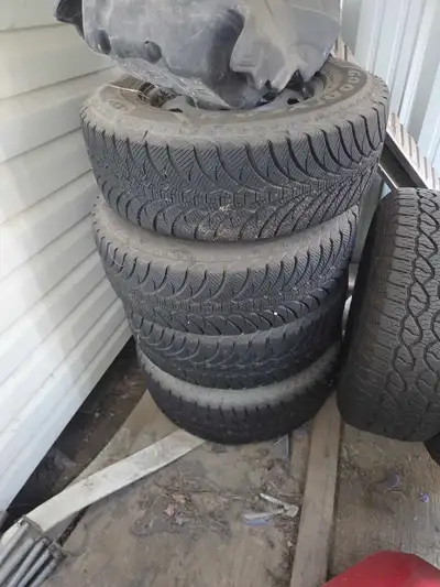 Brand new studdable tires on ford f150 rims 6 bolt pattern used half a winter 265/65r17