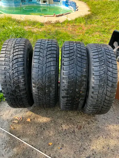 4 pneus hiver HANKOOK LAUFENN en très bonne condition monté sur roue d'acier Dimensions 235/70R16 Ét...