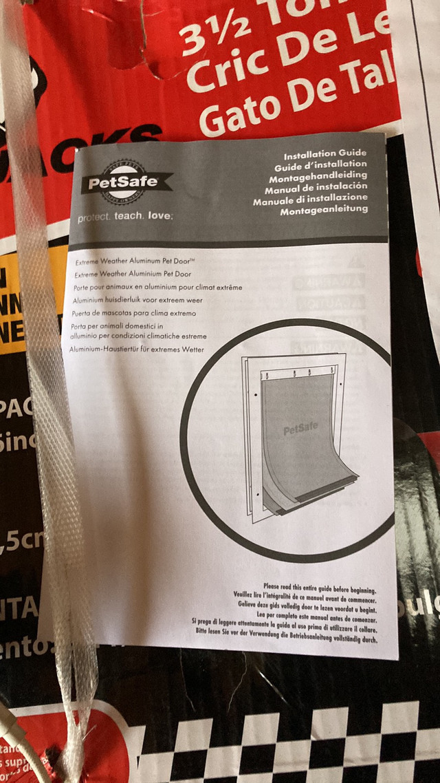 Petsafe x-large pet door new in box in Accessories in Sarnia - Image 3