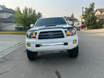 2009 Toyota Tacoma Trd Sport. 4wd 6ft box. This comes with a clean car fax. No accidents , no liens...