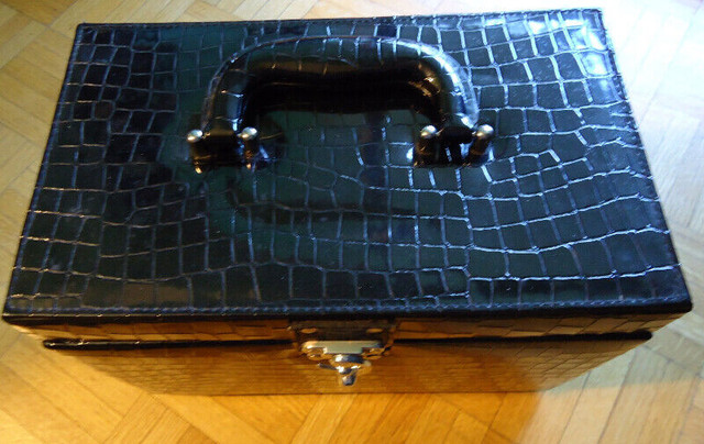 BLACK ALLIGATOR LEATHER WOMAN'S  MAKEUP/JEWELRY CARING CASE! in Women's - Bags & Wallets in Markham / York Region - Image 3