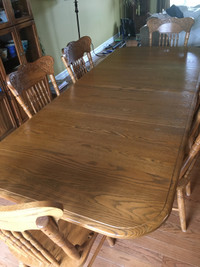 Oak dining room table, chairs and buffet hutch