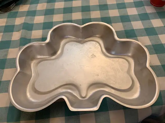 Clover leaf cake pan in Kitchen & Dining Wares in Calgary - Image 2
