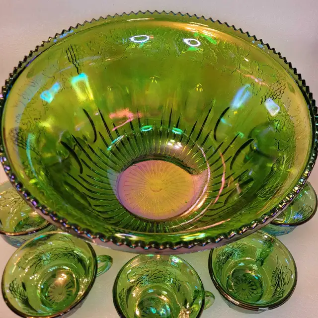 Vintage Carnival Glass Punch Bowl and 12 Cups iridescent green in Holiday, Event & Seasonal in City of Montréal - Image 4