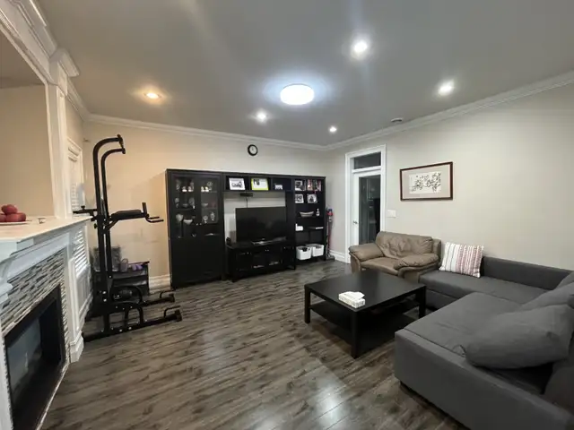 7 Bed 5 Bath House Near Gateway and SFU63793657985539121