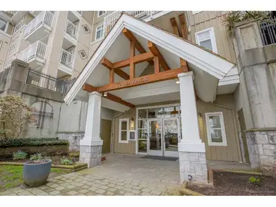 Chic & Airy Apartment with Spectacular Views in Coquitlam