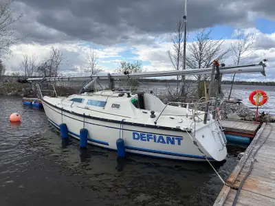 Voilier Mirage 27.5 à quai au magnifique Club Nautique de l’Île-Perrot. Voilier agile et se manoeuvr...