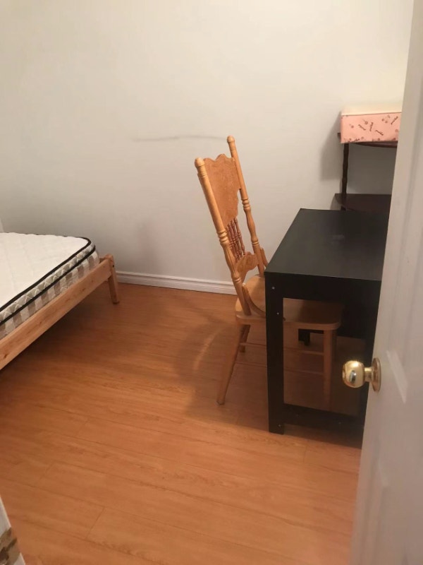 Basement room of townhouse near UTM in Mississauga for rent Room