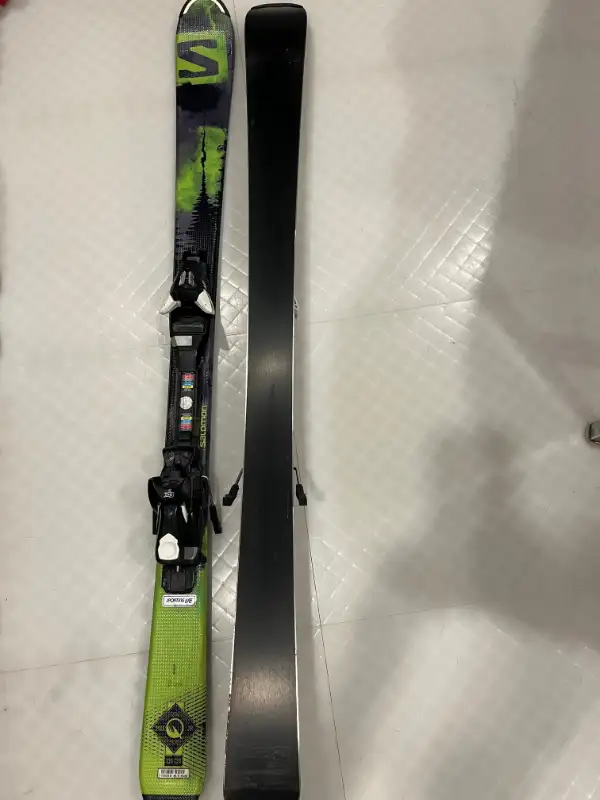 Ski boots, helmet, skis, gloves in Ski in Oakville / Halton Region - Image 10