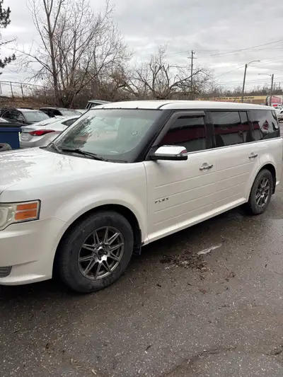 2011 Ford Flex AWD LIMITED for sale! 3.5L v6. Flex has 323000 kms on it and is completely loaded wit...