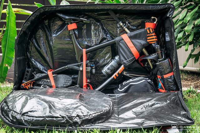 ***Two EVOC bike travel bags for rent*** dans Autre  à Ottawa - Image 3